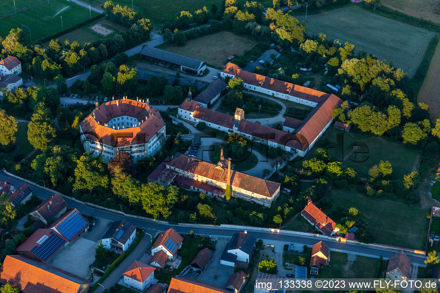 Luftbild von Schloß Sünching im Bundesland Bayern, Deutschland