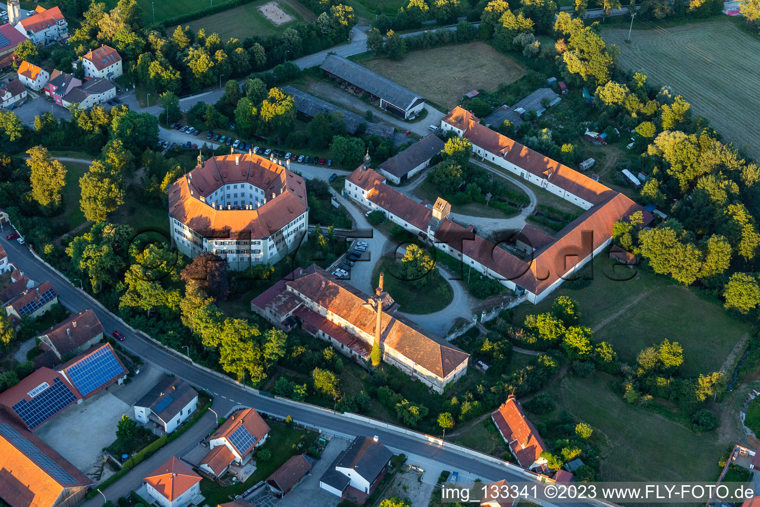 Luftaufnahme von Schloß Sünching im Bundesland Bayern, Deutschland