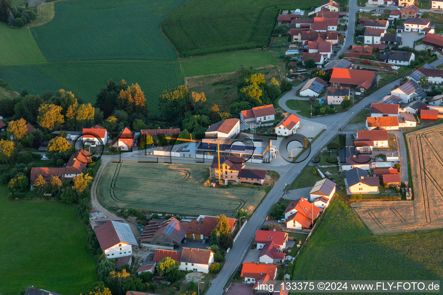 Luftaufnahme von Ortsteil Martinsbuch in Mengkofen im Bundesland Bayern, Deutschland