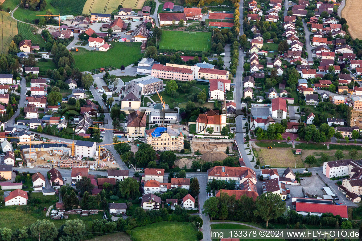 Kirche Mariä Verkündigung und PhysioKlinik im Aitrachtal GmbH in Mengkofen im Bundesland Bayern, Deutschland