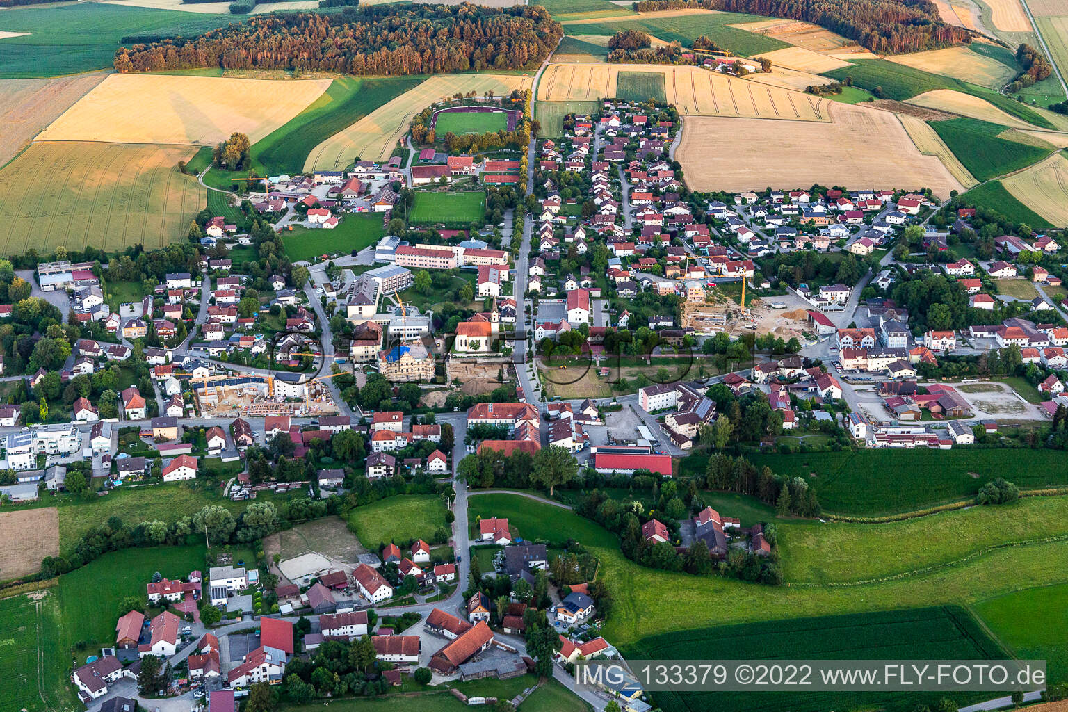 Schrägluftbild von Mengkofen im Bundesland Bayern, Deutschland