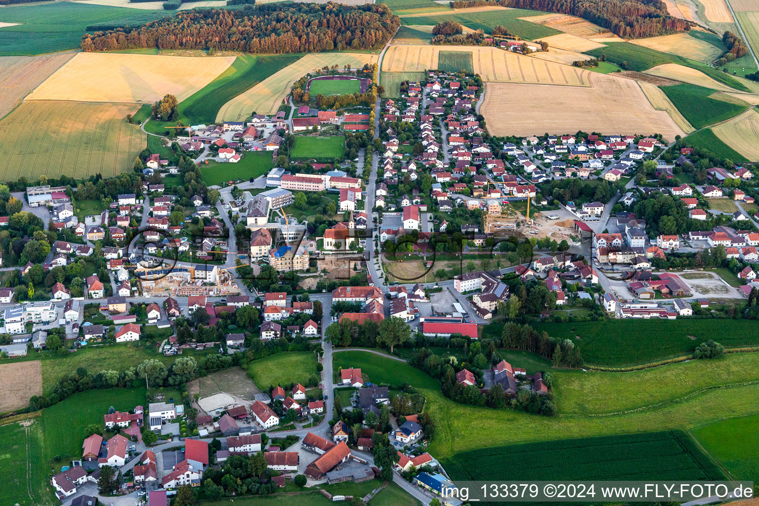 Schrägluftbild von Mengkofen im Bundesland Bayern, Deutschland