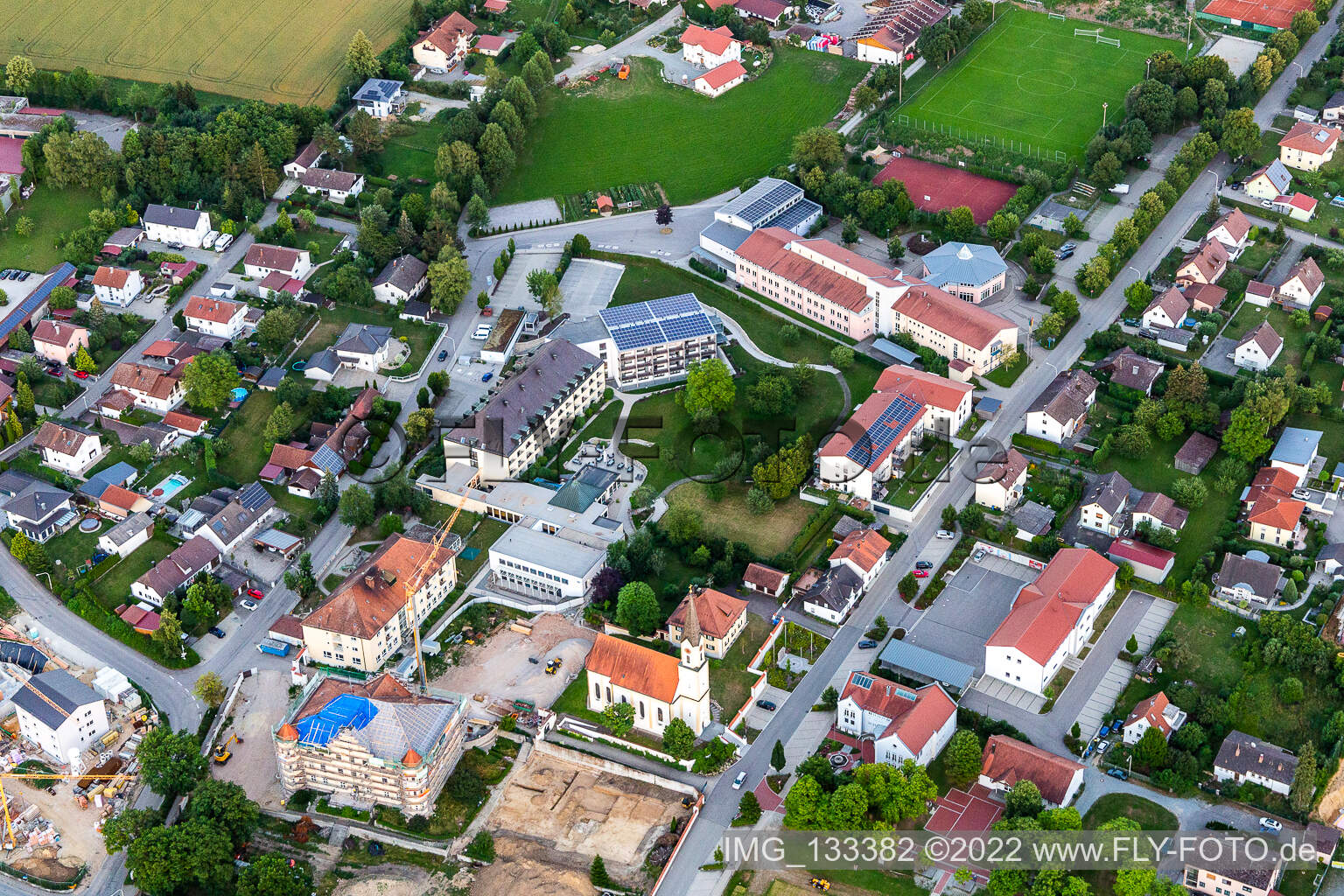 Luftaufnahme von Kirche Mariä Verkündigung und PhysioKlinik im Aitrachtal GmbH in Mengkofen im Bundesland Bayern, Deutschland