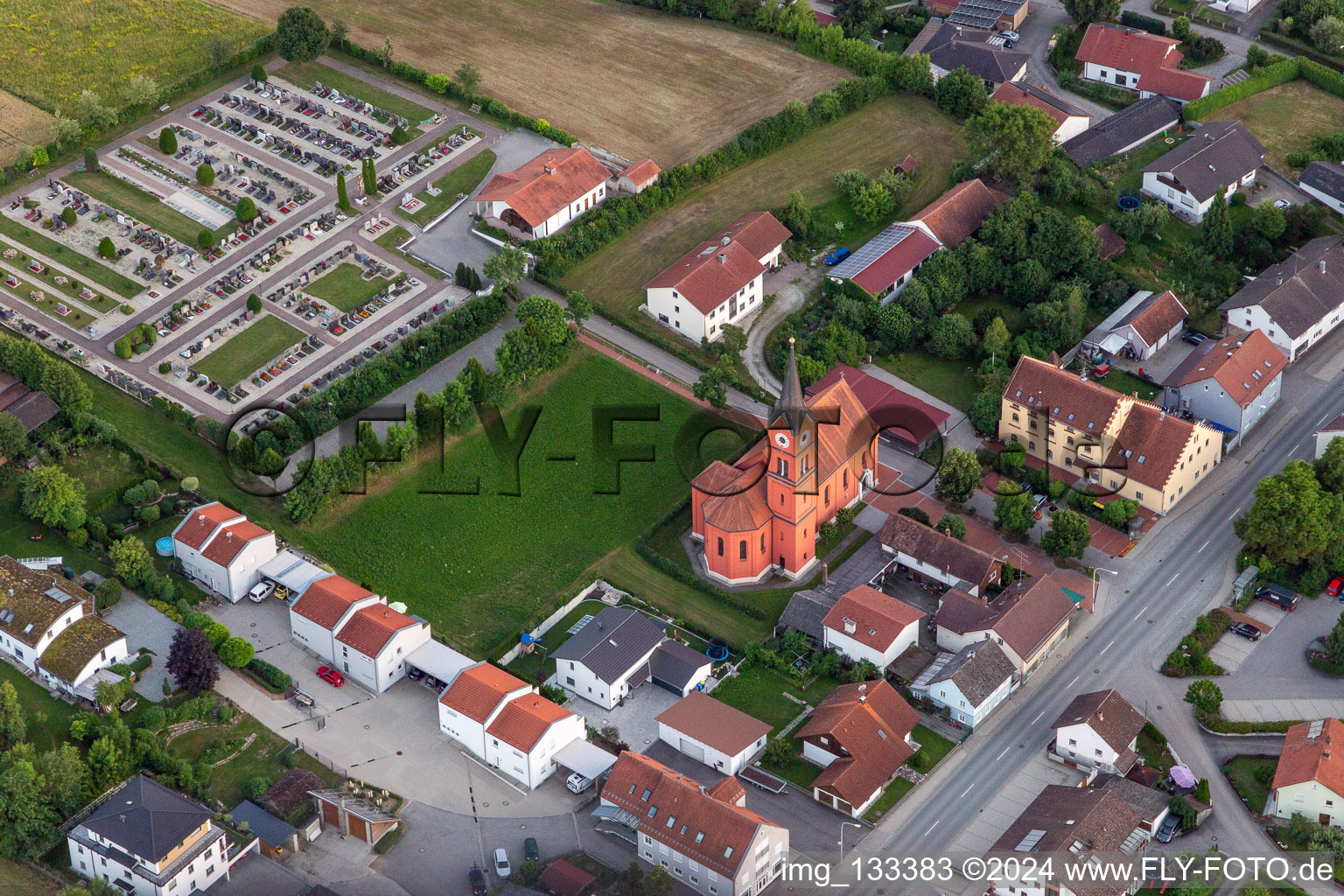 Luftbild von St. Georg in Mengkofen im Bundesland Bayern, Deutschland