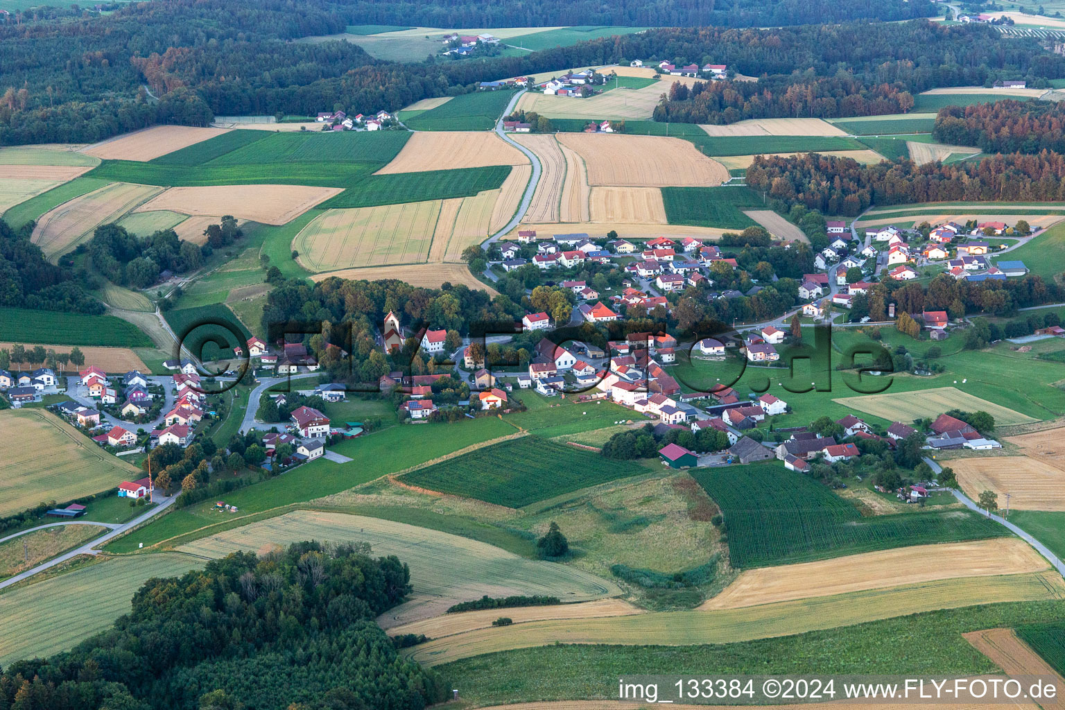 Luftbild von Ortsteil Tunding in Mengkofen im Bundesland Bayern, Deutschland