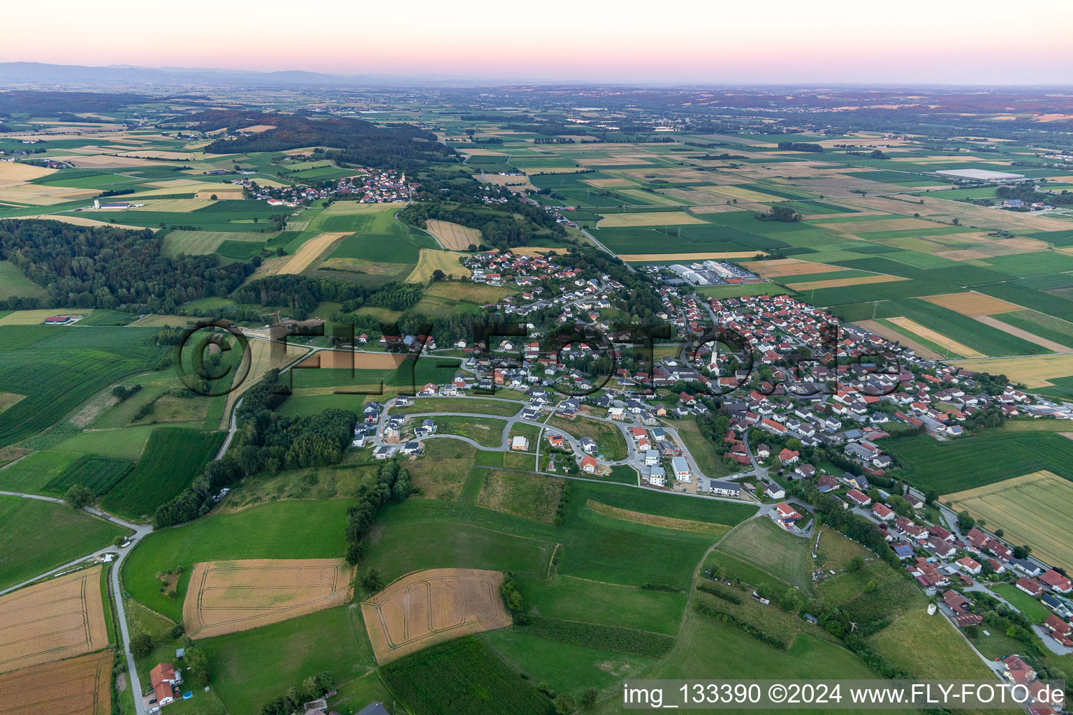 Schrägluftbild von Moosthenning im Bundesland Bayern, Deutschland