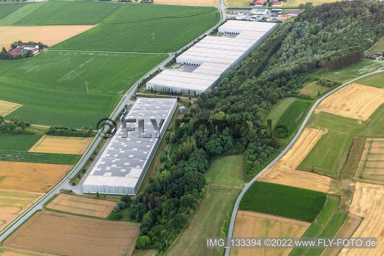 Luftbild von Logistikcenter an der Dingolfinger Straße in Moosthenning im Bundesland Bayern, Deutschland
