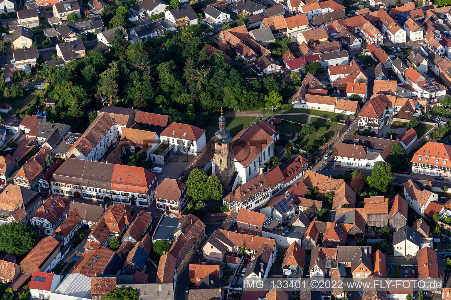 Luftbild von Pfarrkirche St. Michael in Rheinzabern im Bundesland Rheinland-Pfalz, Deutschland