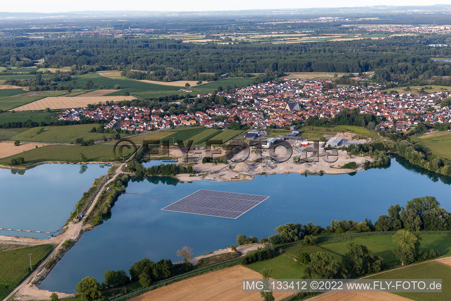 Schwimmende PV-Anlage in Leimersheim im Bundesland Rheinland-Pfalz, Deutschland