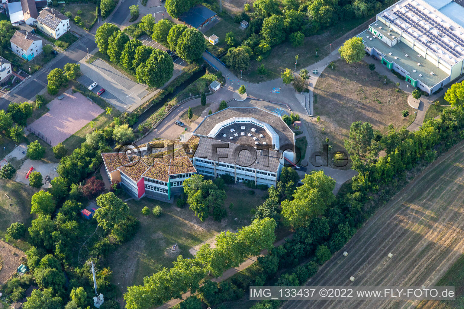 Luftbild von Adolf-Kußmaul-Schule im Ortsteil Graben in Graben-Neudorf im Bundesland Baden-Württemberg, Deutschland