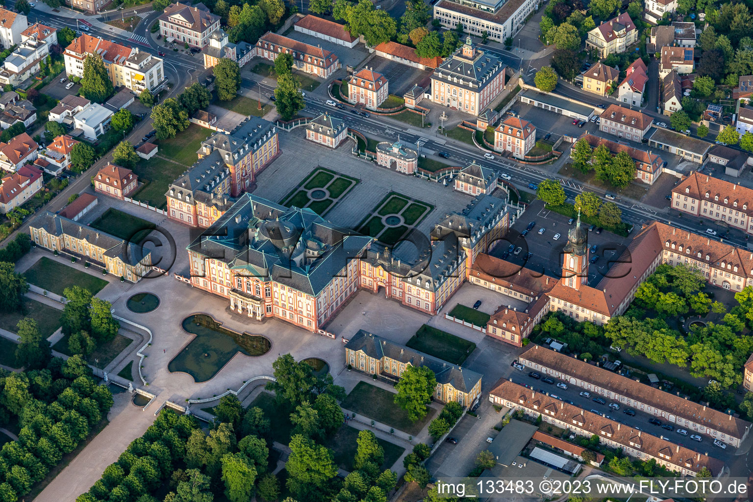 Luftaufnahme von Schloss und Schlossgarten Bruchsal im Bundesland Baden-Württemberg, Deutschland
