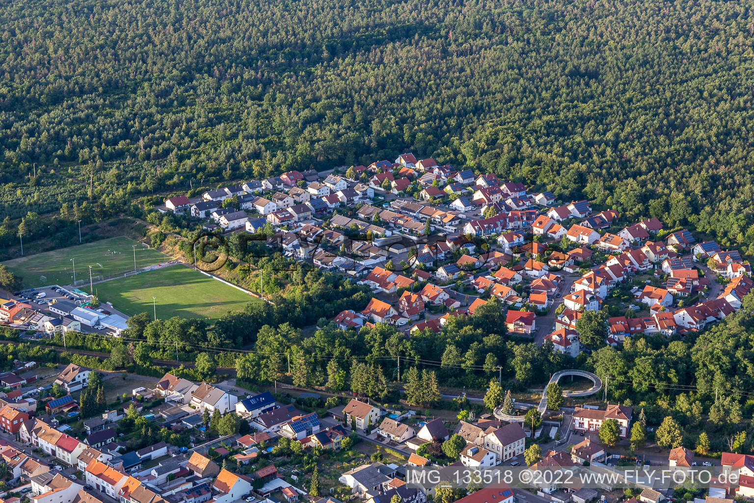 Ortsteil Huttenheim in Philippsburg im Bundesland Baden-Württemberg, Deutschland von der Drohne aus gesehen