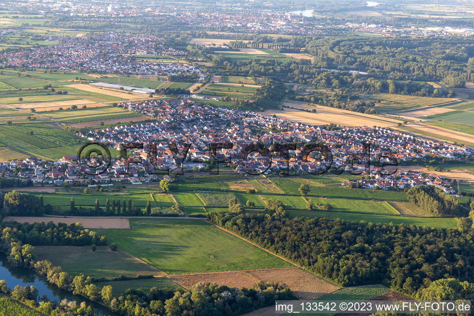 Schrägluftbild von Ortsteil Mechtersheim in Römerberg im Bundesland Rheinland-Pfalz, Deutschland
