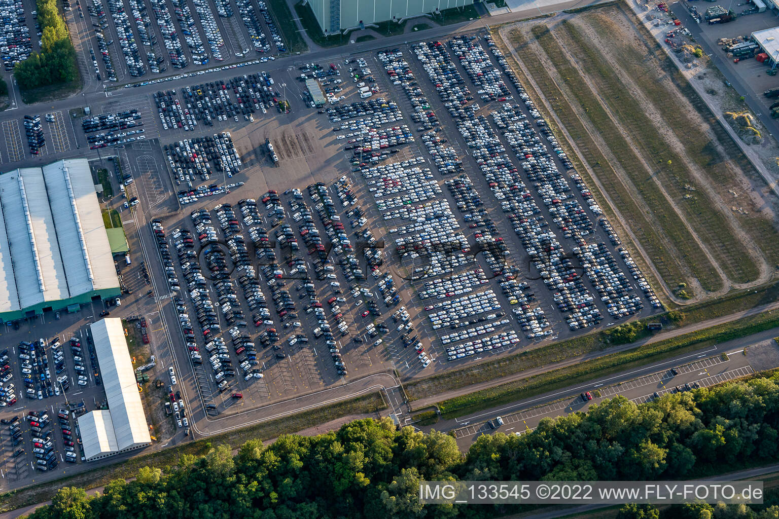 Luftbild von Mercedes-Benz Global Logistics Center auf der Insel Grün in Germersheim im Bundesland Rheinland-Pfalz, Deutschland