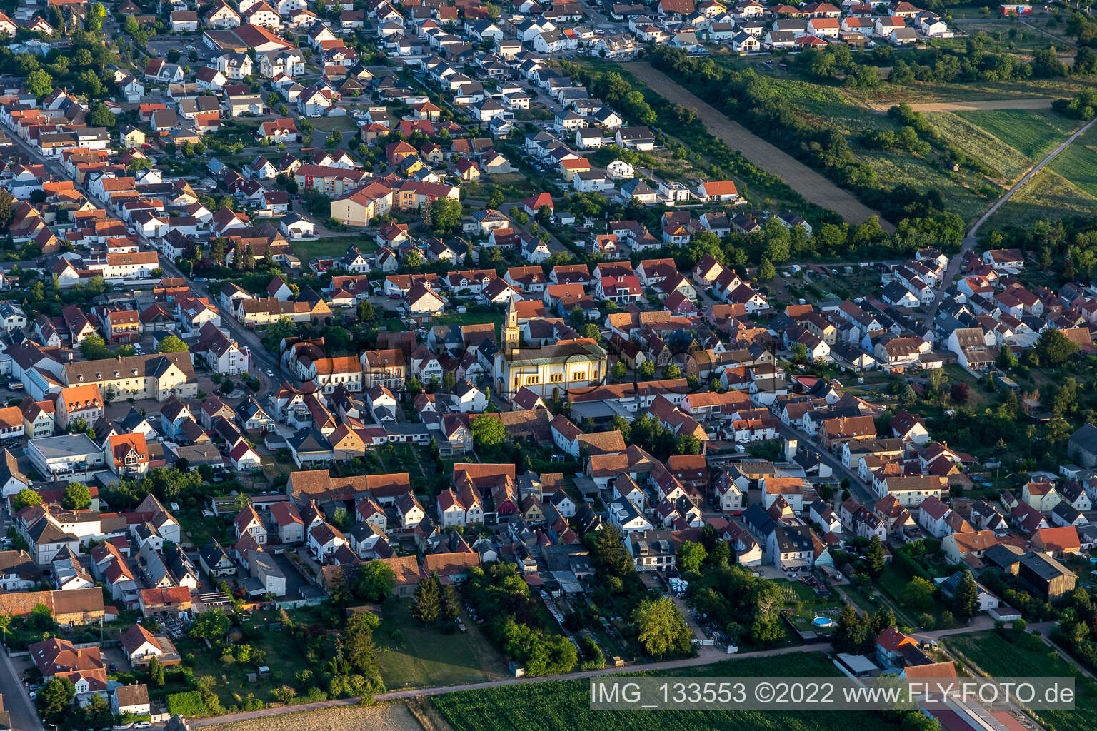 Luftbild von St. Martinus in Lingenfeld im Bundesland Rheinland-Pfalz, Deutschland