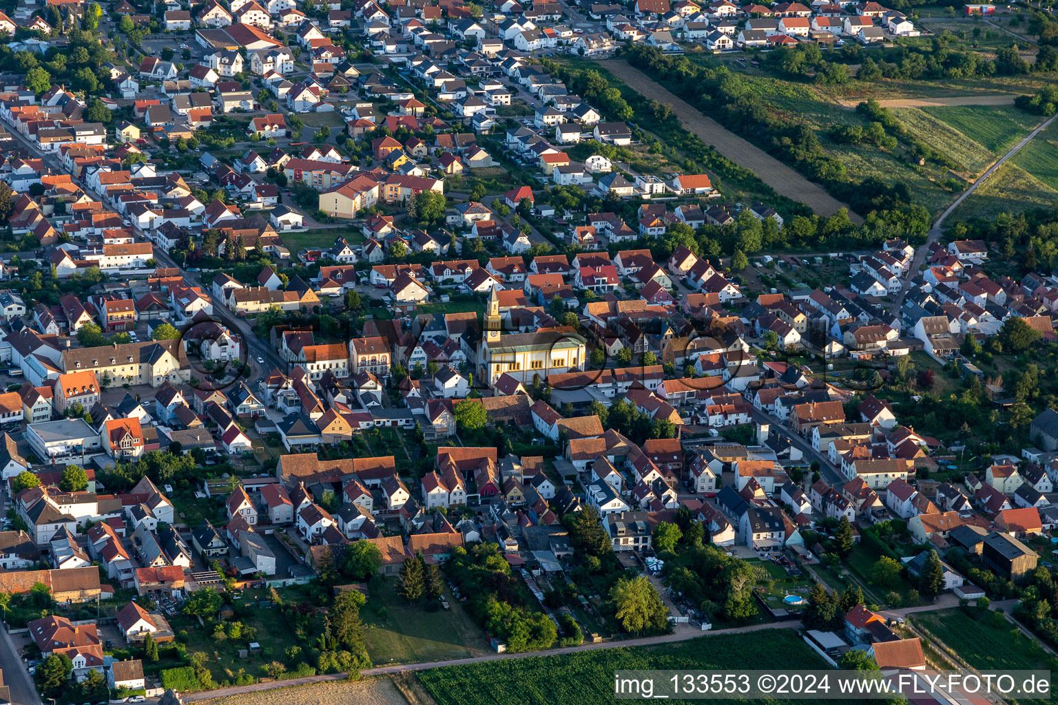 Luftbild von St. Martinus in Lingenfeld im Bundesland Rheinland-Pfalz, Deutschland