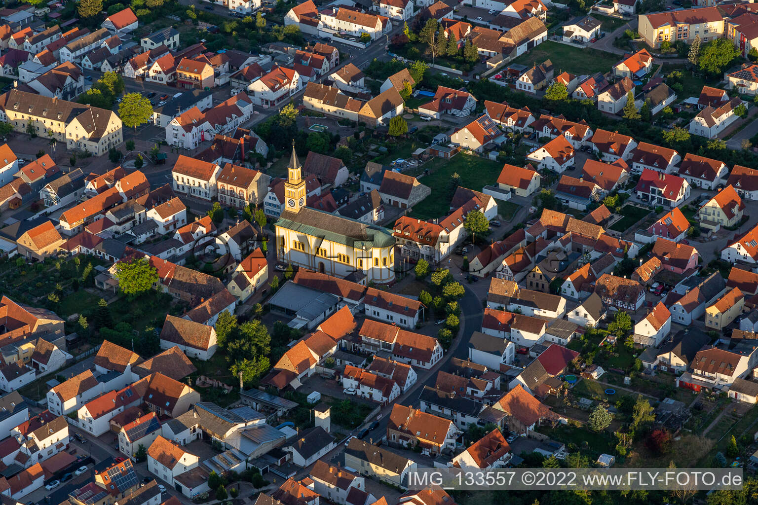 Luftaufnahme von St. Martinus in Lingenfeld im Bundesland Rheinland-Pfalz, Deutschland