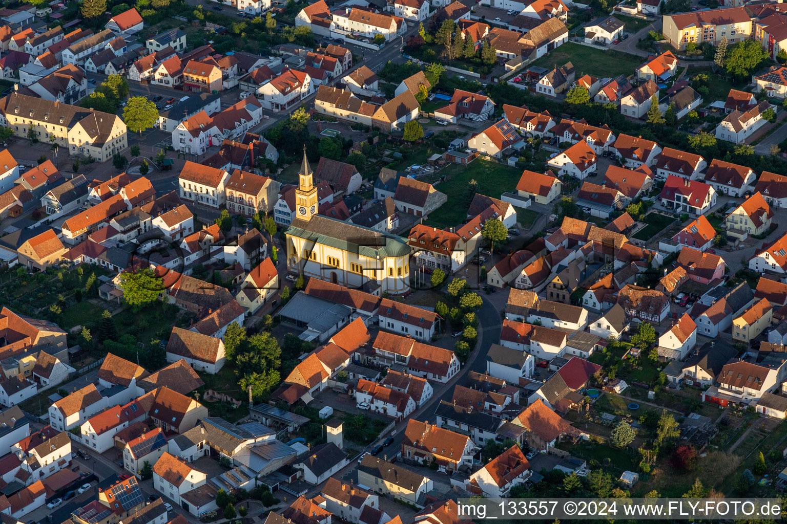 Luftaufnahme von St. Martinus in Lingenfeld im Bundesland Rheinland-Pfalz, Deutschland