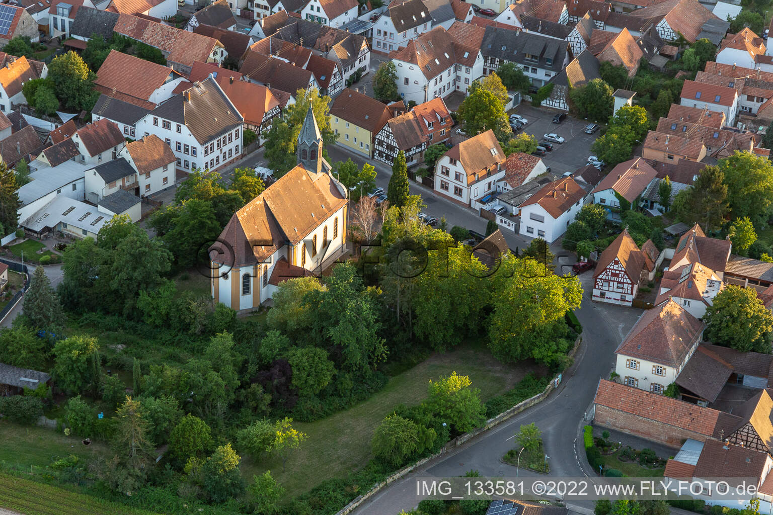 Luftbild von St. Bartholomäus in Zeiskam im Bundesland Rheinland-Pfalz, Deutschland