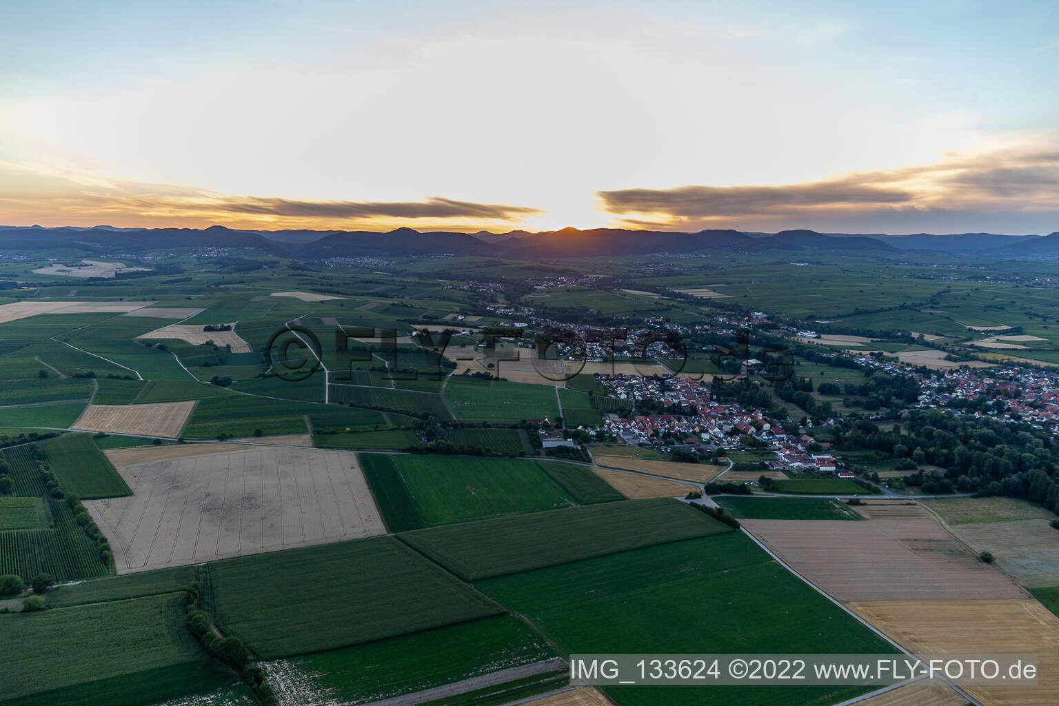 Sonnenuntergang im Ortsteil Billigheim in Billigheim-Ingenheim im Bundesland Rheinland-Pfalz, Deutschland