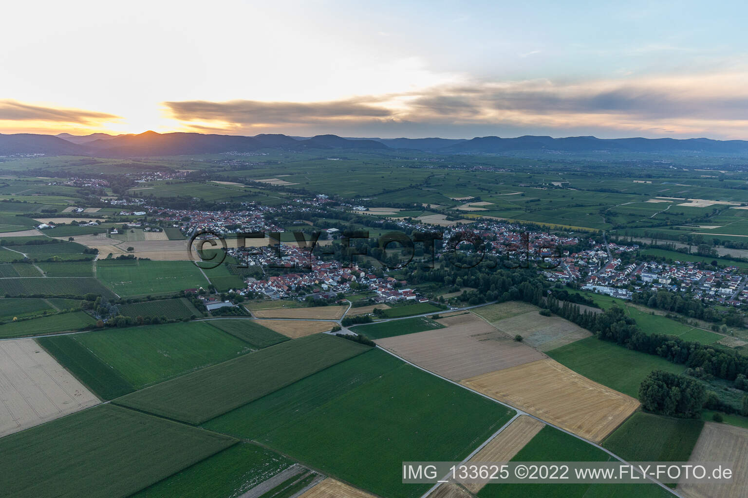 Luftbild von Sonnenuntergang im Ortsteil Billigheim in Billigheim-Ingenheim im Bundesland Rheinland-Pfalz, Deutschland