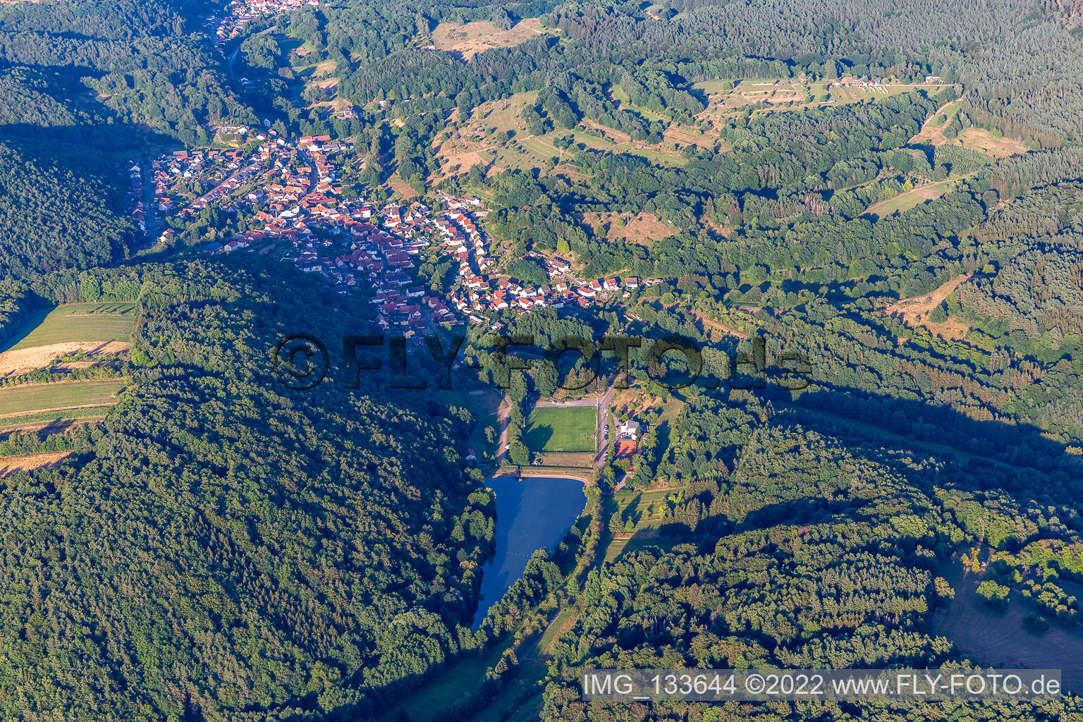 Luftbild von SV Silz hinterm Silzer See im Bundesland Rheinland-Pfalz, Deutschland