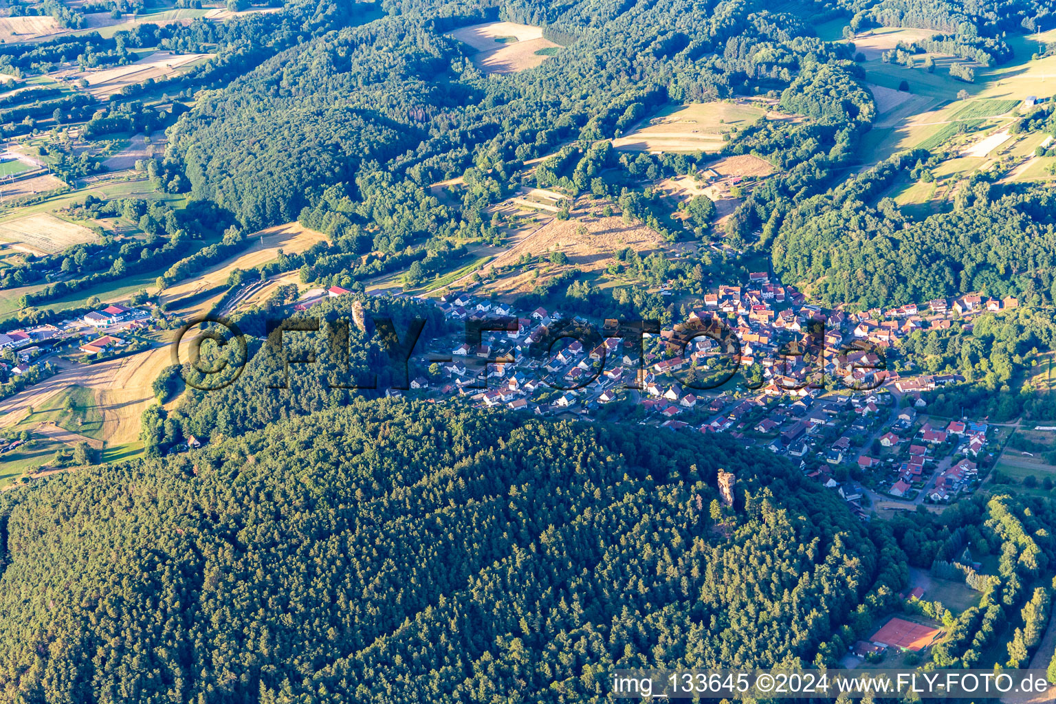 Schrägluftbild von Ortsteil Stein in Gossersweiler-Stein im Bundesland Rheinland-Pfalz, Deutschland