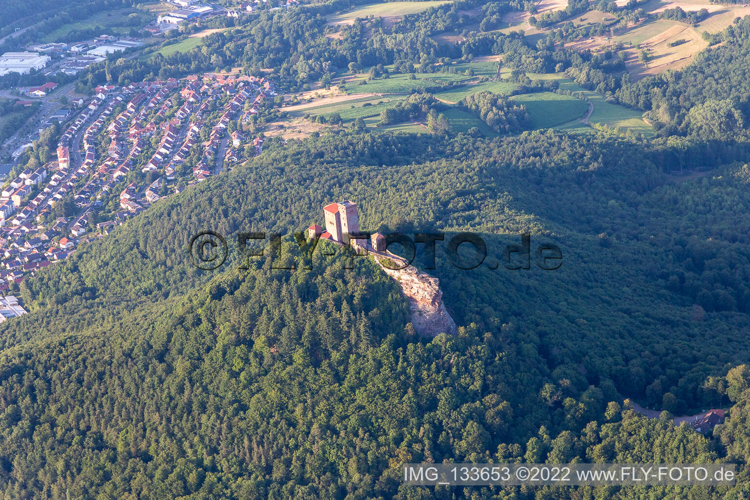 Burg Trifels in Annweiler am Trifels im Bundesland Rheinland-Pfalz, Deutschland von oben gesehen