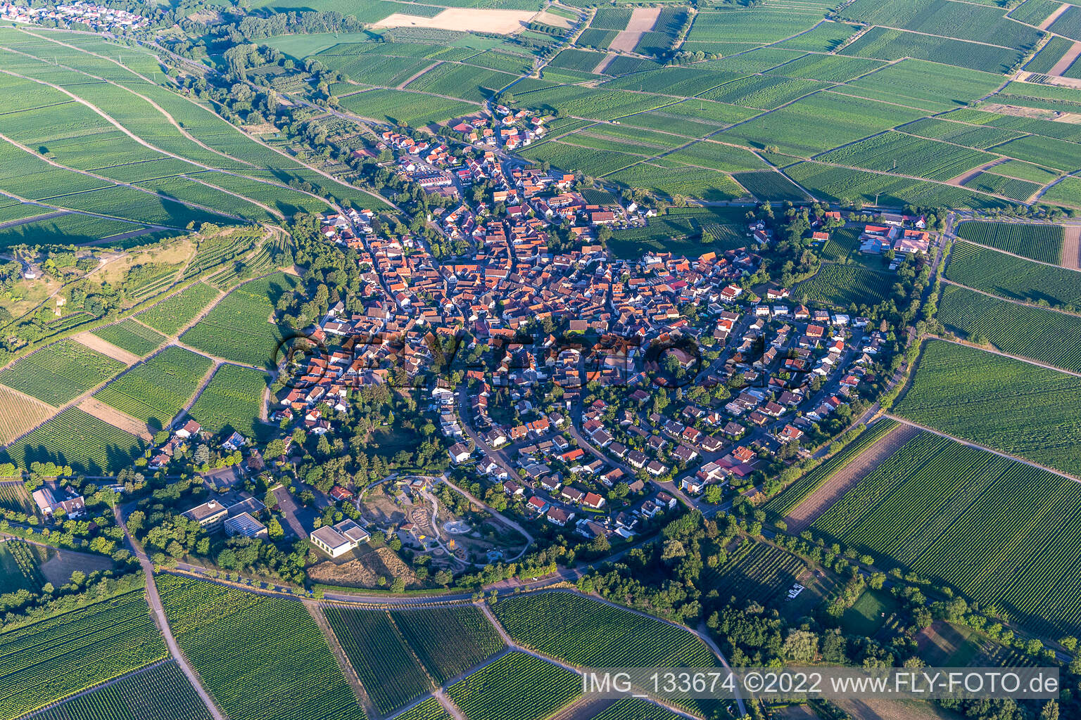 Drohnenaufname von Ilbesheim bei Landau in der Pfalz im Bundesland Rheinland-Pfalz, Deutschland