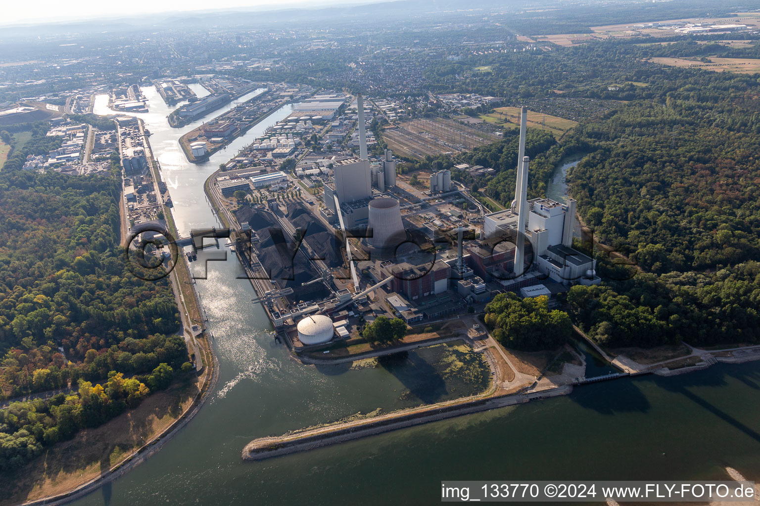 Luftbild von Rheinhafen Dampfkraftwerk der EnBW gedrosselt wegen Rhein-Niedrigwasser im Ortsteil Daxlanden in Karlsruhe im Bundesland Baden-Württemberg, Deutschland
