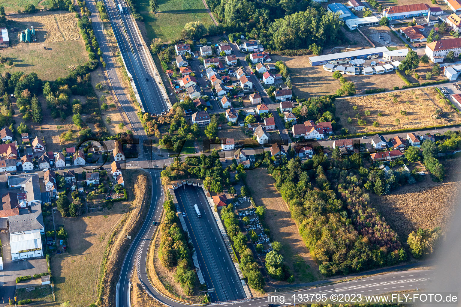 Luftbild von Unterführung der A65 bei AS Landau Zentrum im Ortsteil Queichheim in Landau in der Pfalz im Bundesland Rheinland-Pfalz, Deutschland