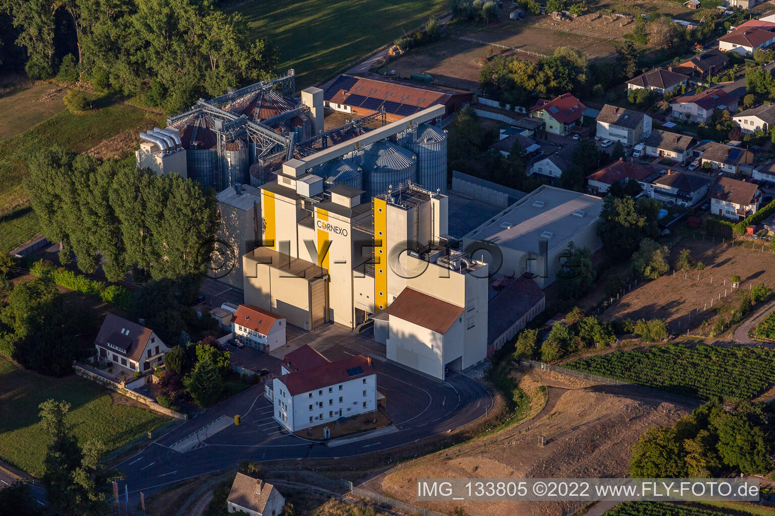 Luftaufnahme von Getreidemühle der Cornexo GmbH in Freimersheim im Bundesland Rheinland-Pfalz, Deutschland