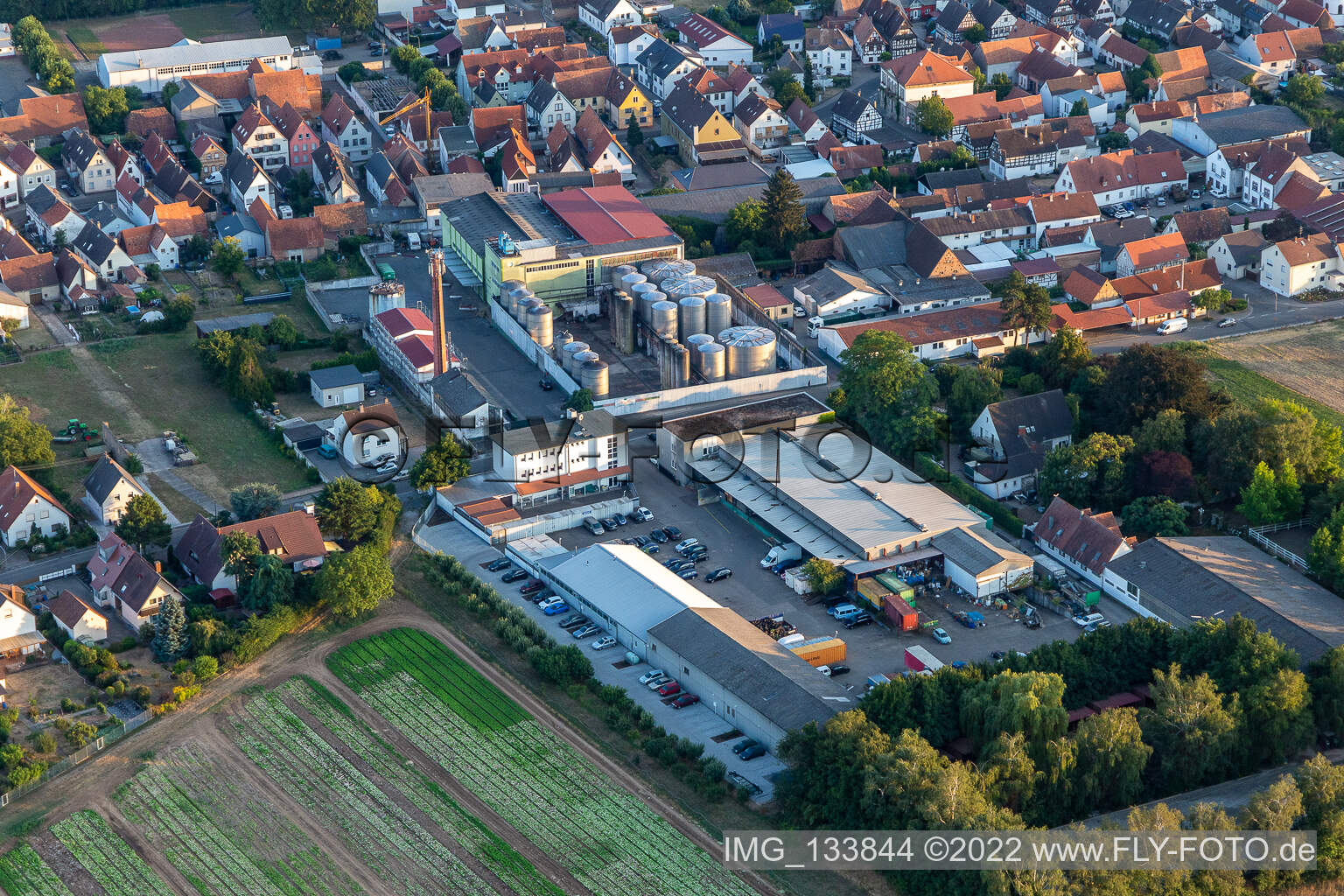 Günters Garage KFZ-Werkstatt,  Löwen-Brennerei GmbH in Lustadt im Bundesland Rheinland-Pfalz, Deutschland