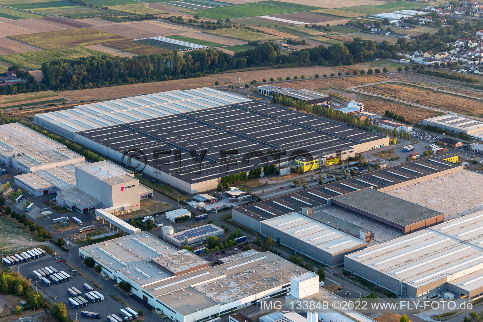 Luftbild von Mercedes-Benz Logistikcenter im Interpark in Offenbach an der Queich im Bundesland Rheinland-Pfalz, Deutschland