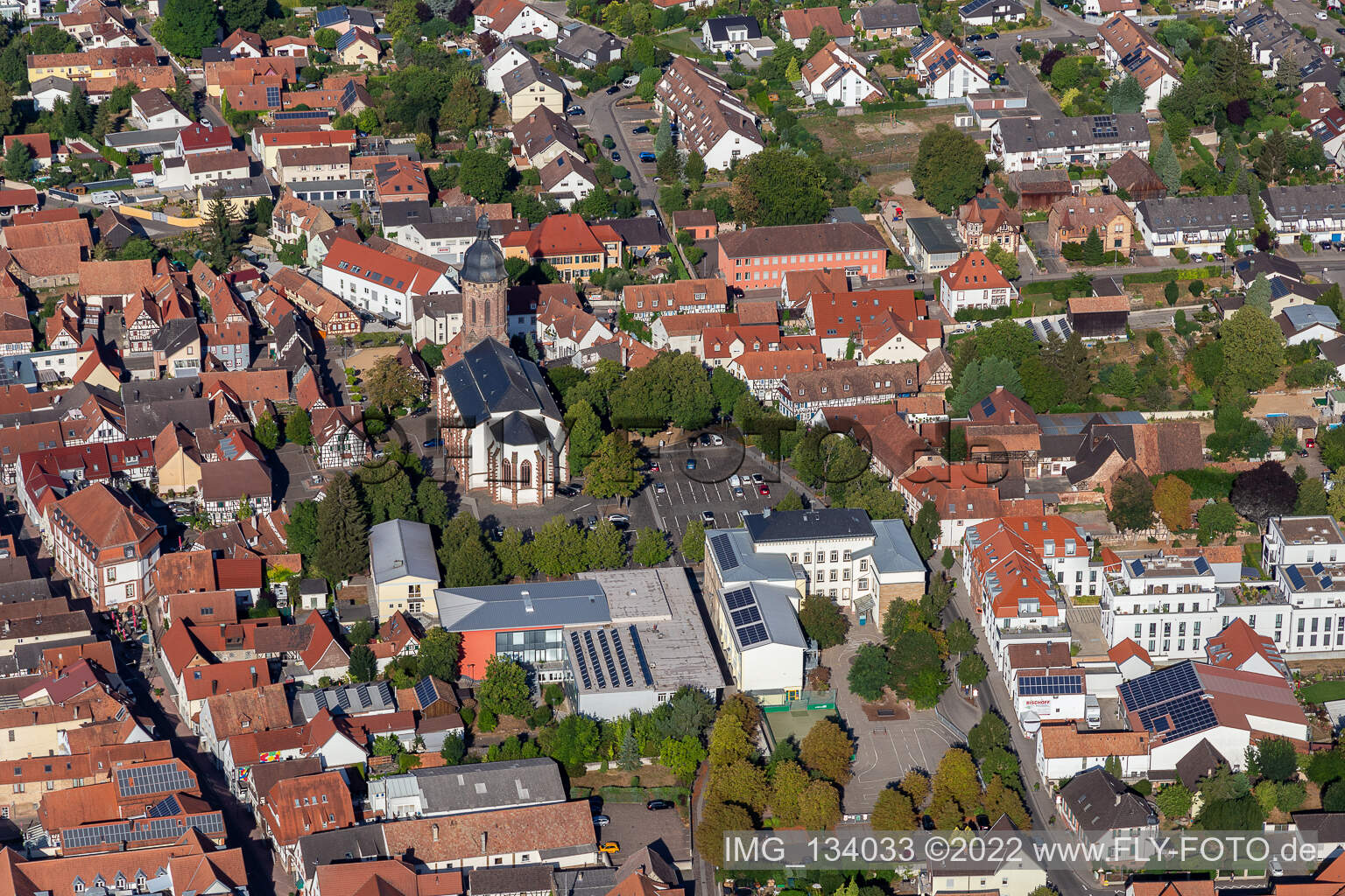 Stadthalle Grundschule Marktplatz St. Georg Kirche in Kandel im Bundesland Rheinland-Pfalz, Deutschland