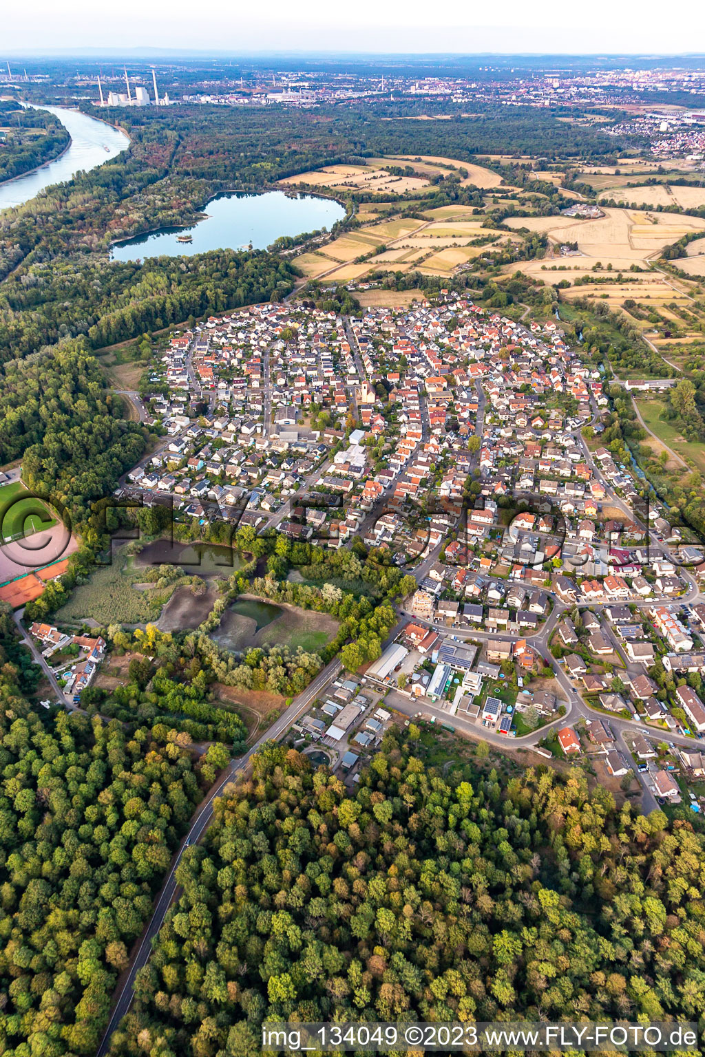 Luftbild von Ortsteil Neuburgweier in Rheinstetten im Bundesland Baden-Württemberg, Deutschland