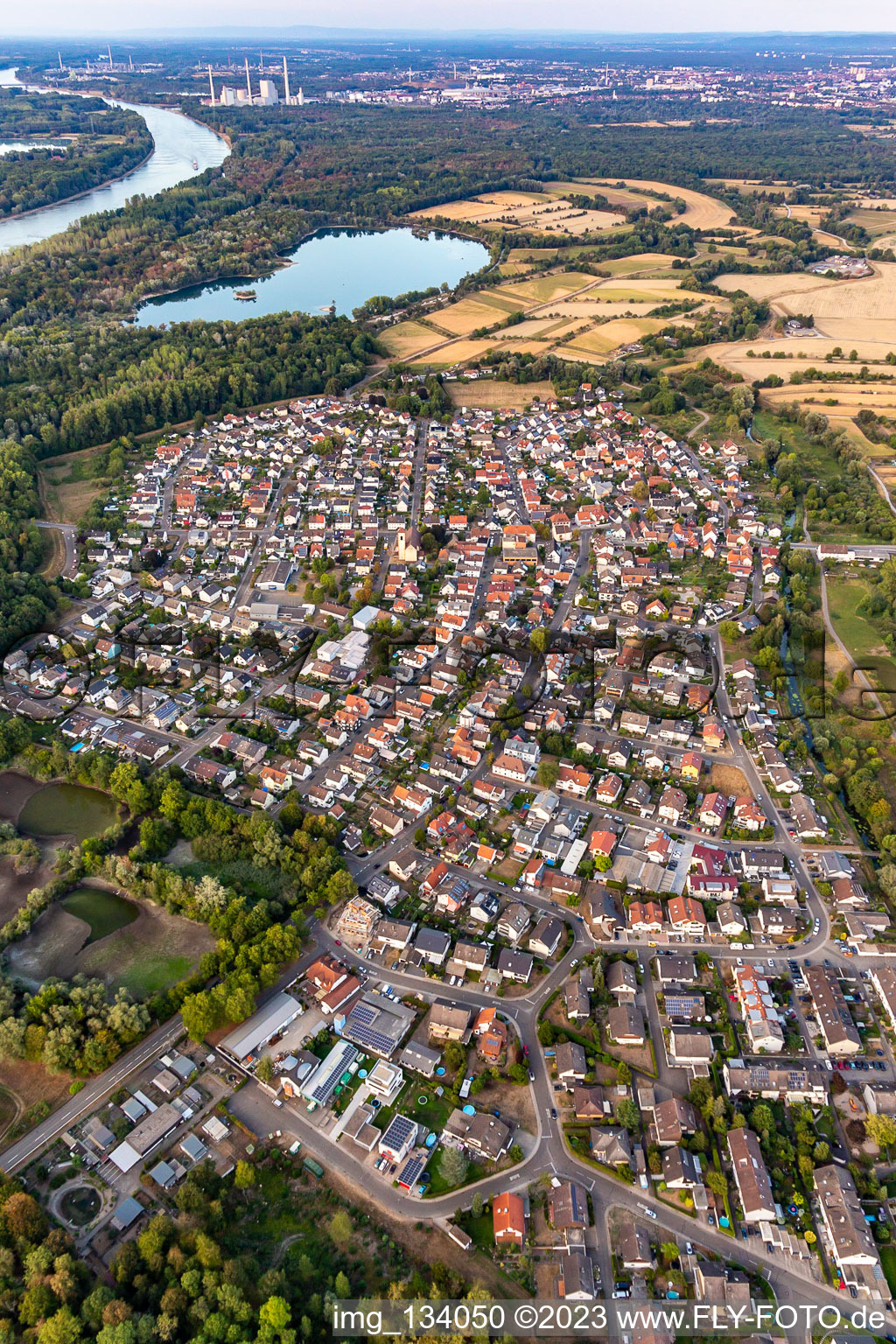 Luftaufnahme von Ortsteil Neuburgweier in Rheinstetten im Bundesland Baden-Württemberg, Deutschland