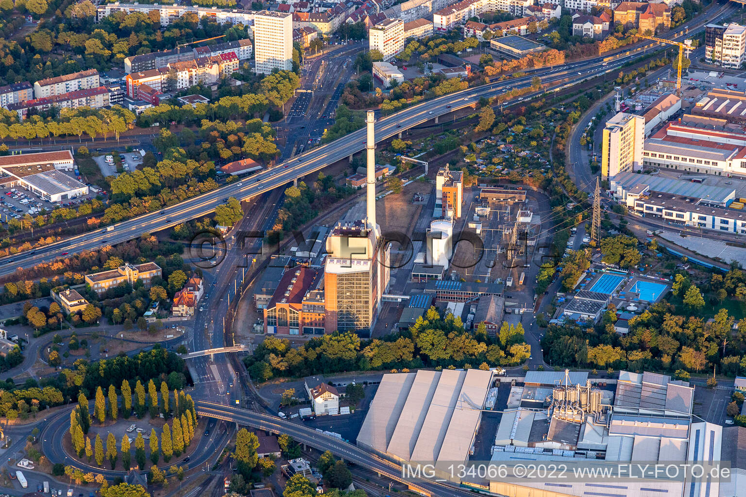 Luftbild von Heizkraftwerk West im Ortsteil Mühlburg in Karlsruhe im Bundesland Baden-Württemberg, Deutschland