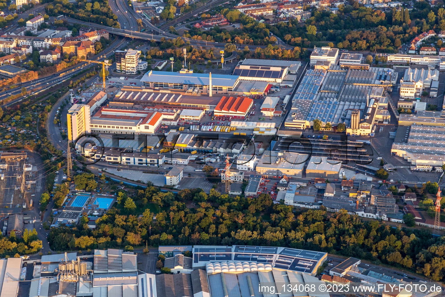 Luftbild von Michelin Reifenwerke AG & Co. KgaA im Ortsteil Grünwinkel in Karlsruhe im Bundesland Baden-Württemberg, Deutschland