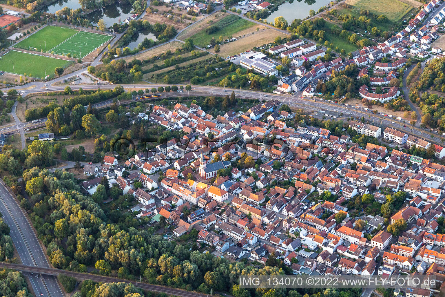 Schrägluftbild von Ortsteil Knielingen in Karlsruhe im Bundesland Baden-Württemberg, Deutschland