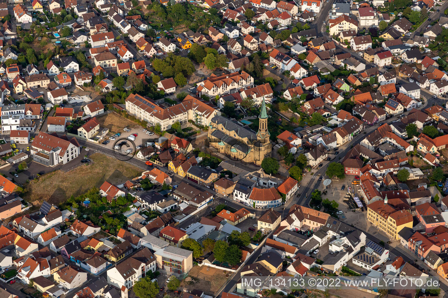 Luftbild von Kath. Pfarrkirche St. Barbara in Forst im Bundesland Baden-Württemberg, Deutschland