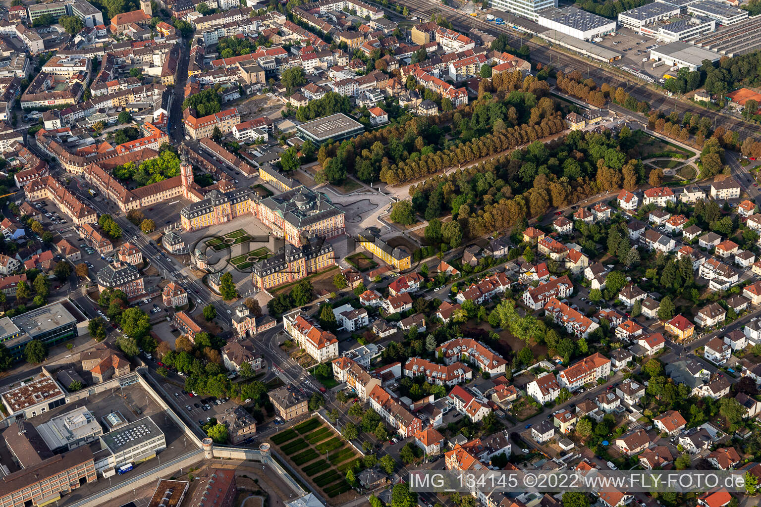 Luftaufnahme von Schlossgarten und Schloss Bruchsal im Bundesland Baden-Württemberg, Deutschland