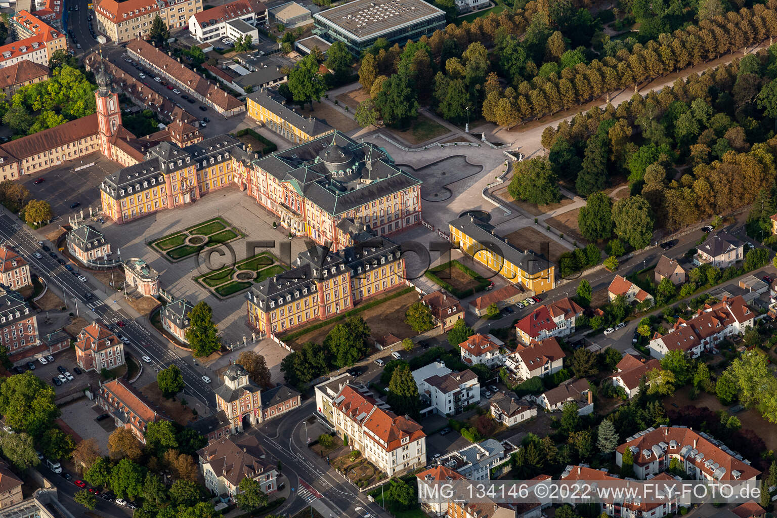 Schrägluftbild von Schlossgarten und Schloss Bruchsal im Bundesland Baden-Württemberg, Deutschland