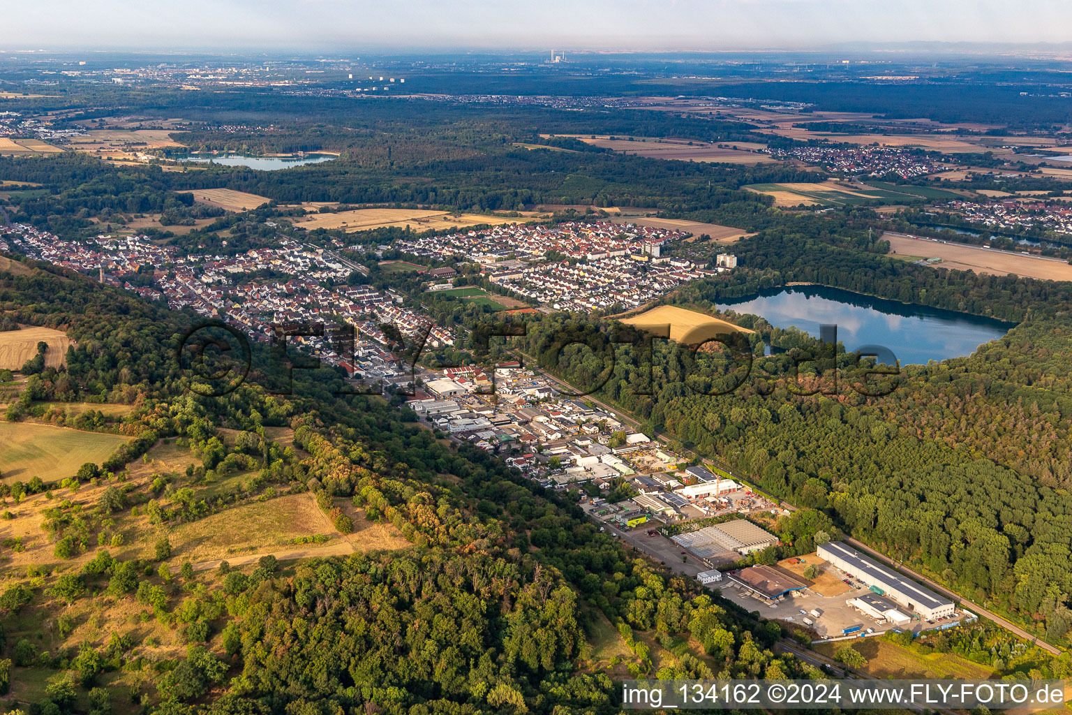 Schrägluftbild von Industriegebiet Im Schollengarten im Ortsteil Untergrombach in Bruchsal im Bundesland Baden-Württemberg, Deutschland