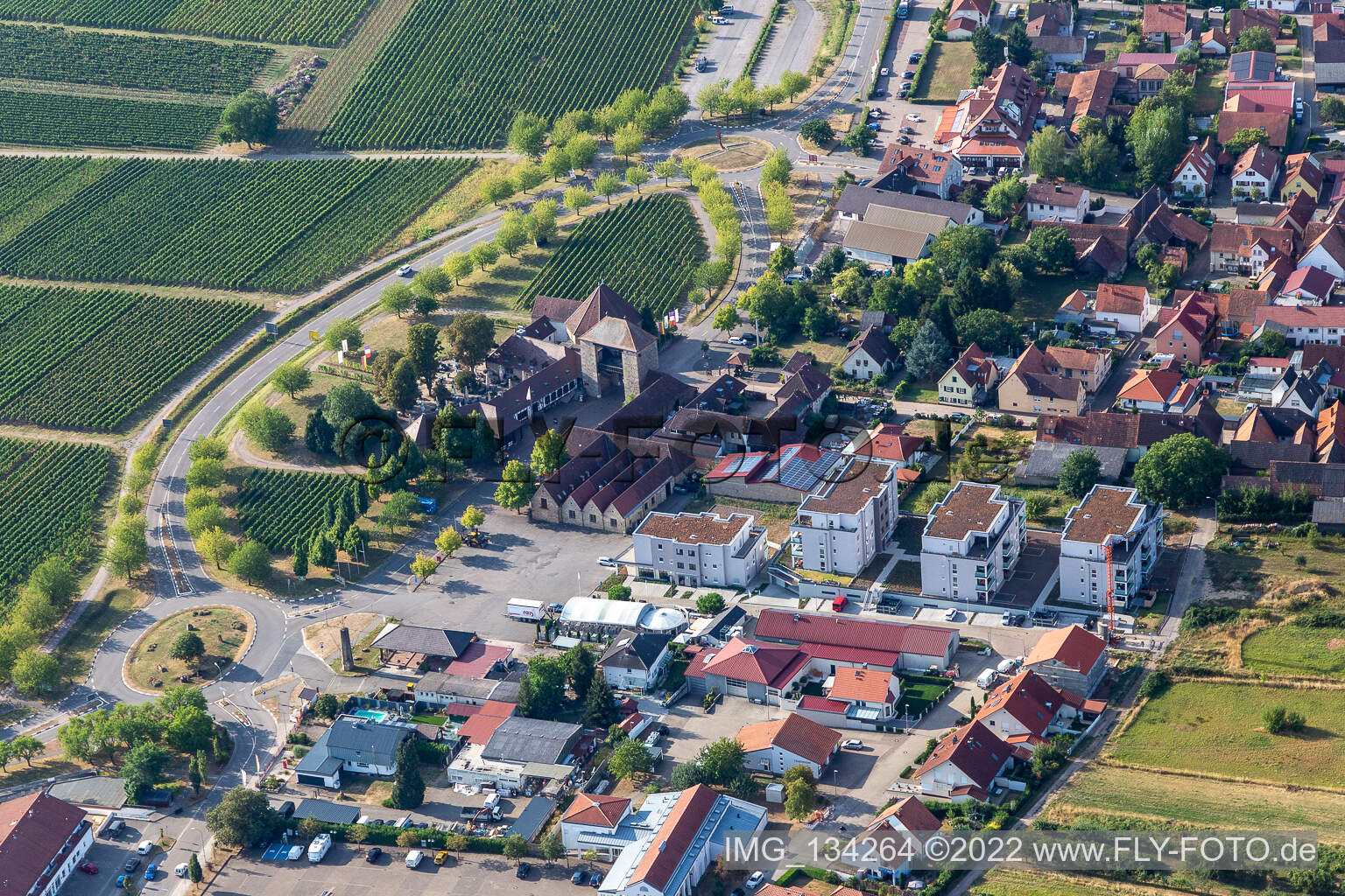 Weintor und Längelstr im Ortsteil Schweigen in Schweigen-Rechtenbach im Bundesland Rheinland-Pfalz, Deutschland