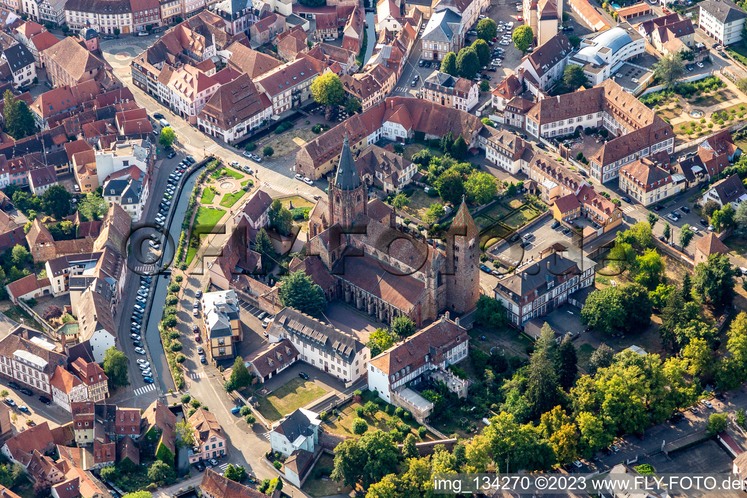Luftbild von St. Peter und Paul Abbatiale Saint-Pierre-et-Saint-Paul in Wissembourg im Bundesland Bas-Rhin, Frankreich