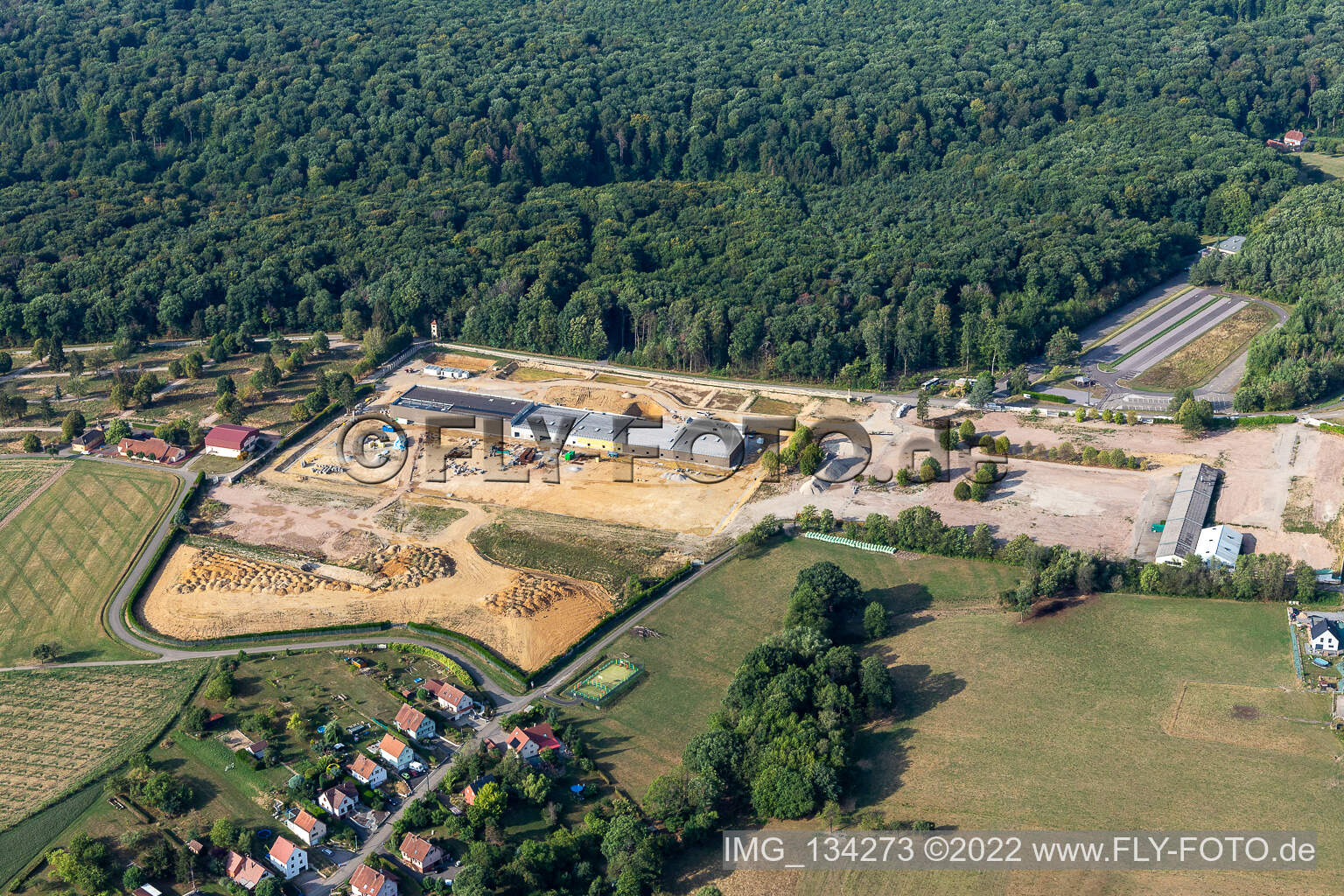 Gewerbegebiet auf dem ehemaligen Kasernengelände in Drachenbronn-Birlenbach im Bundesland Bas-Rhin, Frankreich