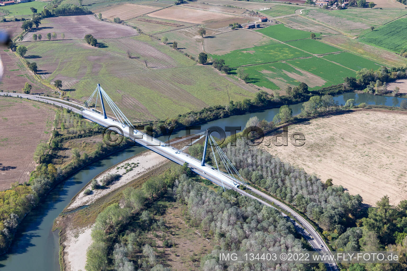Luftbild von Brücke üver die Adda Ponte di Boccaserio in Bertonico im Bundesland Lodi, Italien