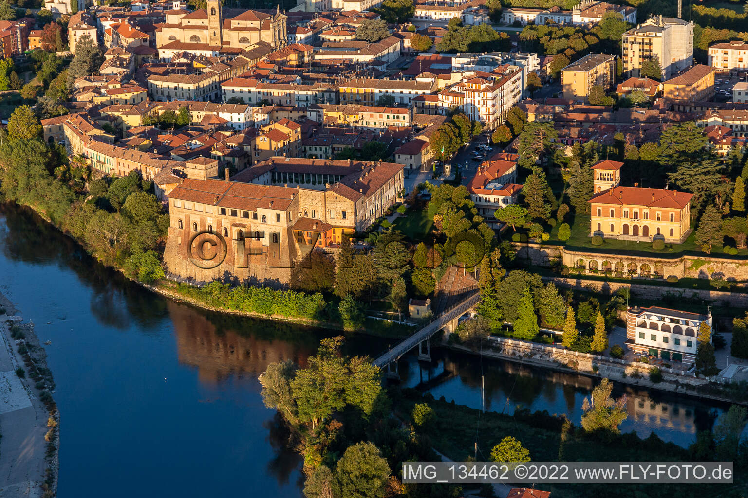 Castello di Cassano d'Adda, Villa Gabbioneta in Cassano d’Adda im Bundesland Lombardei, Italien von oben