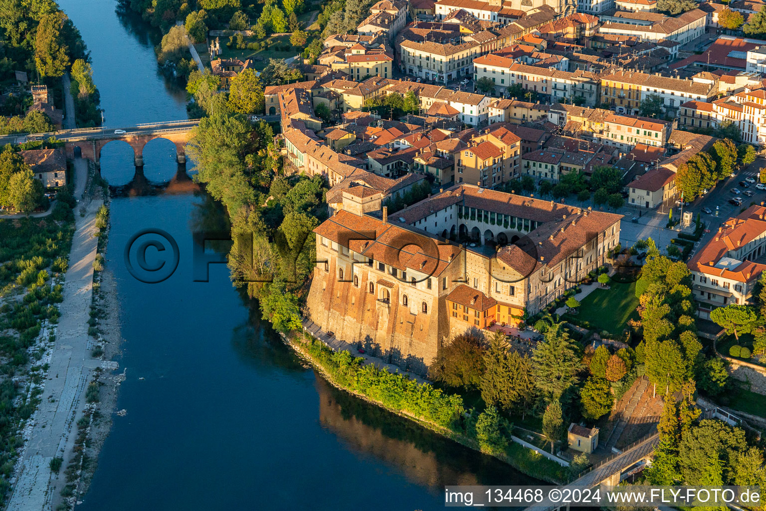 Schloß von Cassano d'Adda am Ufer der Adda in der Lombardei in Cassano d’Adda, Italien